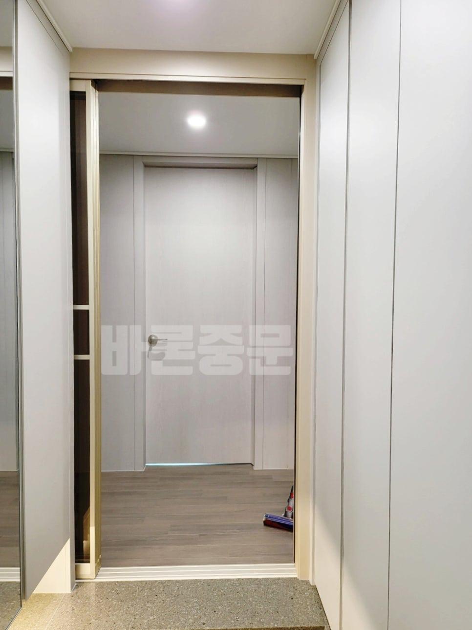 도어와 프레임이 설치되기 시작하는 시공 과정
