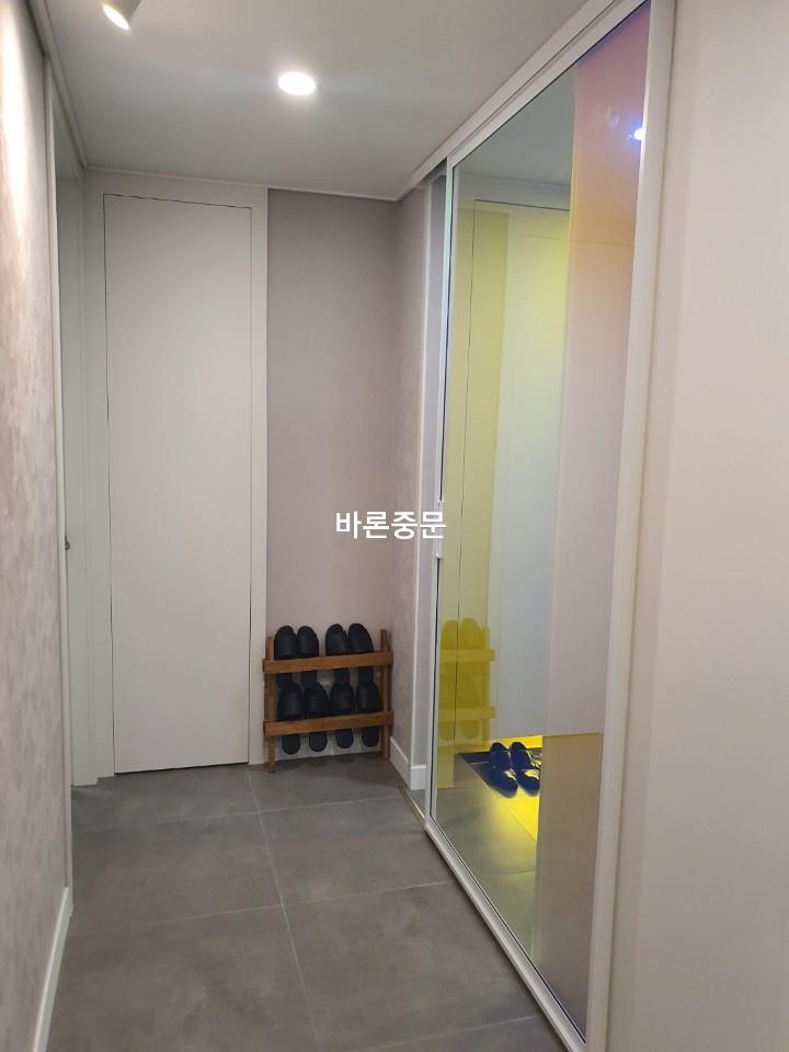 레인보우유리가 적용된 화이트 중문 완성 모습