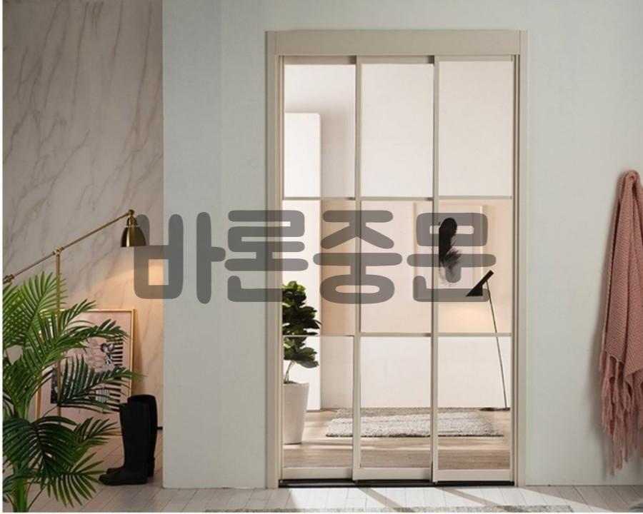 마루 바닥과 조화를 이루는 현관 슬라이딩 유리문