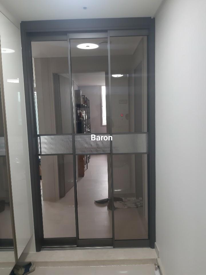 회색 프레임과 투명·블라인드 유리가 적용된 도어 모습