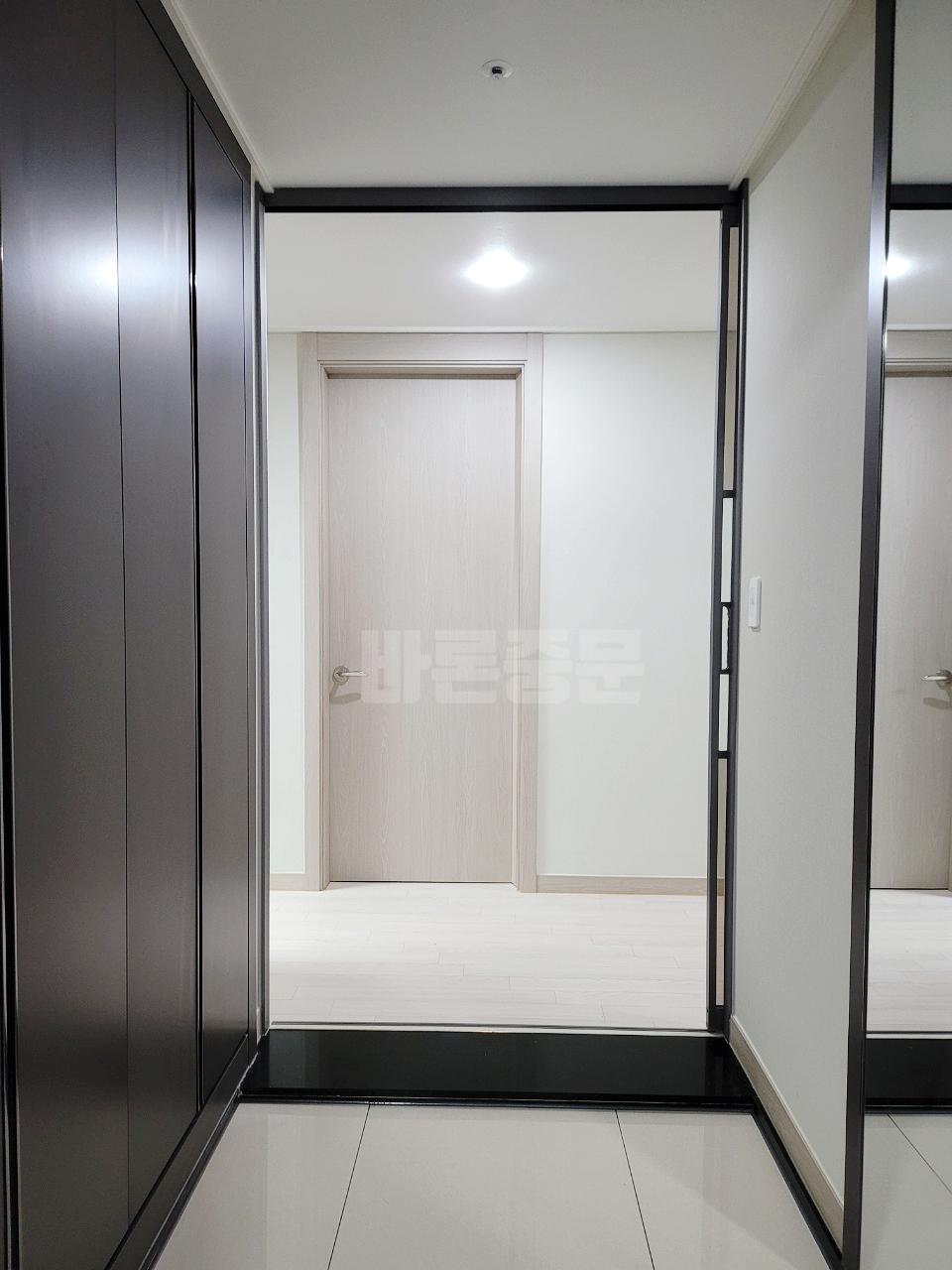 검은색 프레임이 설치되고 있는 시공 과정