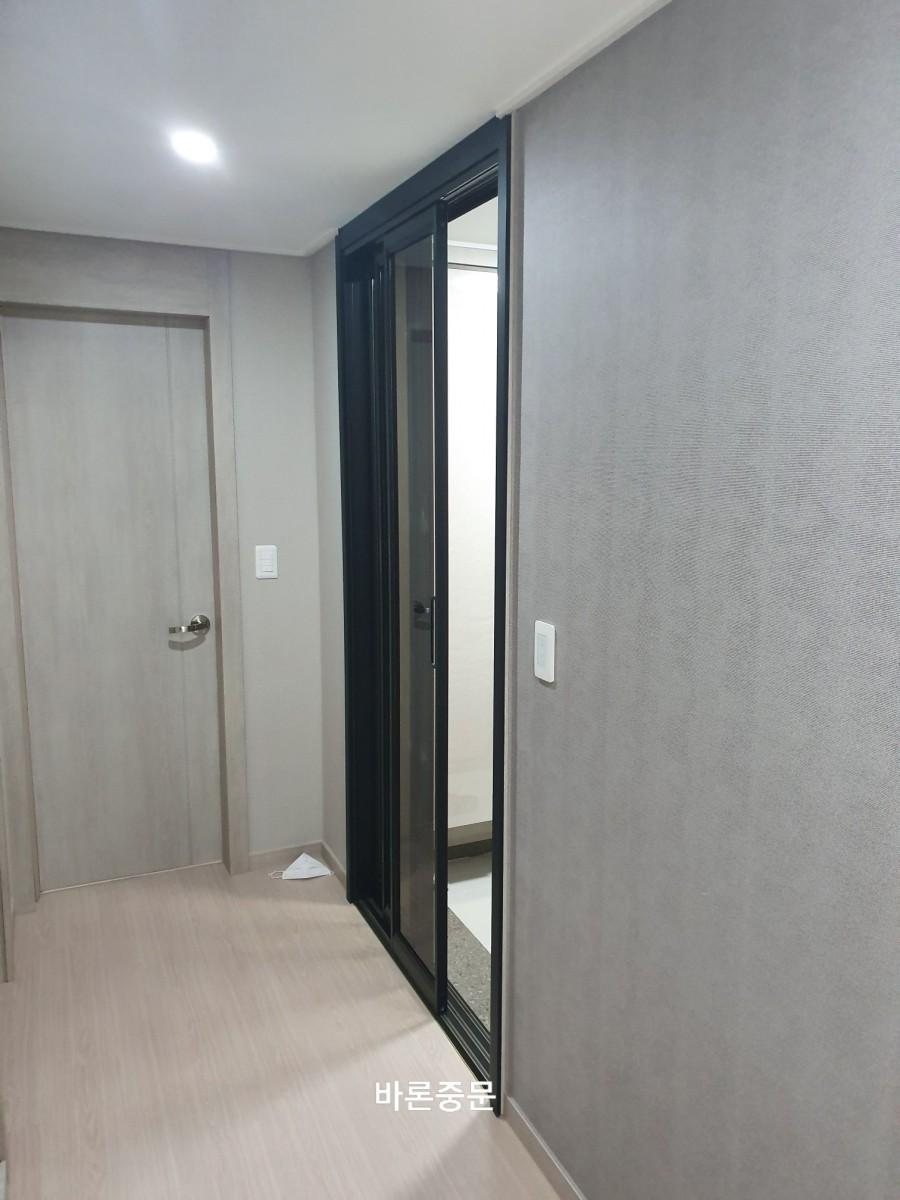 LED 조명 아래 배치된 블랙 프레임 중문