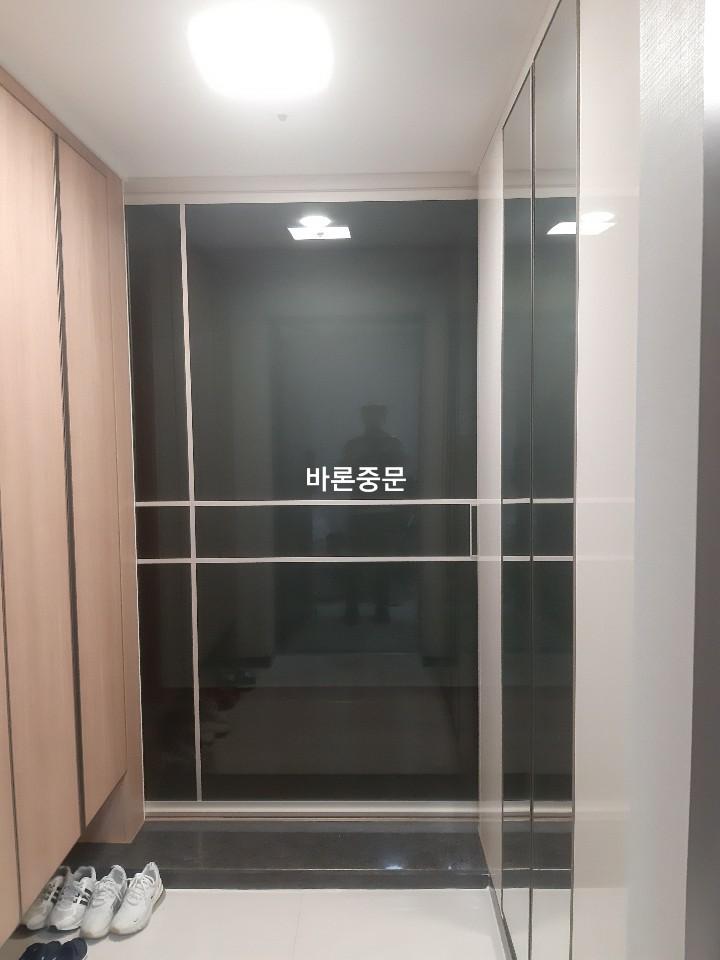 현관 정면에서 바라본 샴페인골드 중문과 타일 바닥