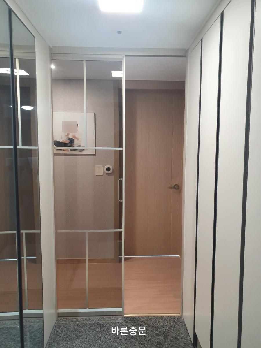 샴페인골드 중문이 설치된 현관 전경