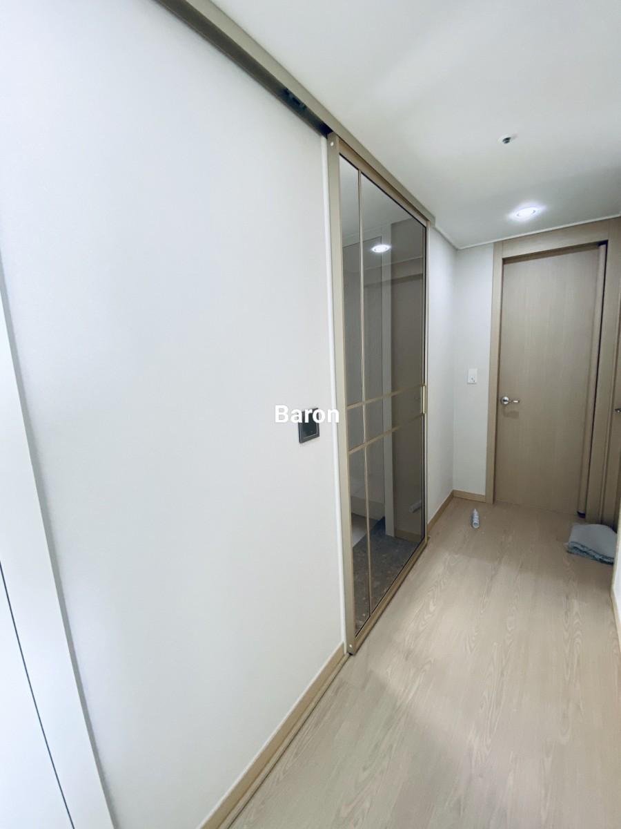 슬라이딩 도어의 구동부와 레일을 조정하는 단계