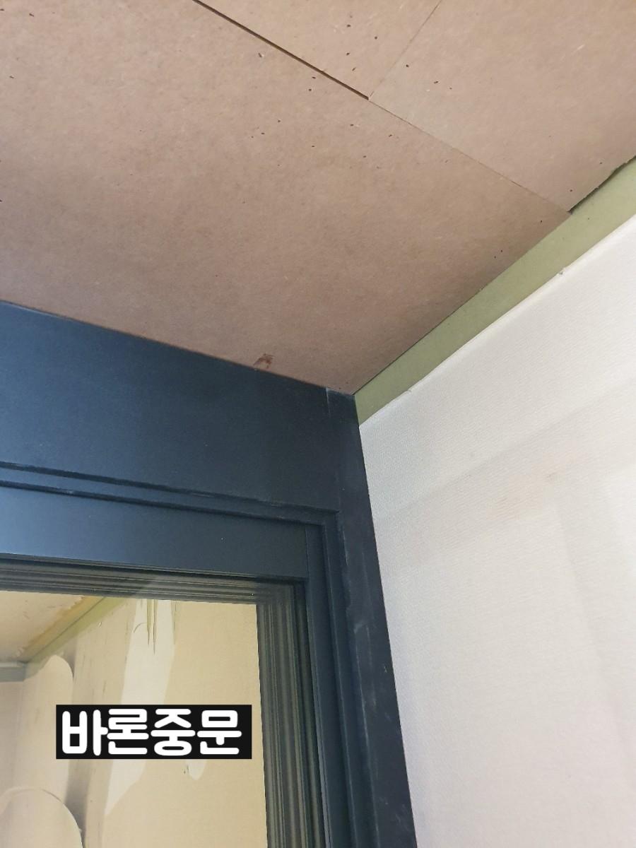 베이스보드와 문틀이 맞닿은 상단 접합 지점