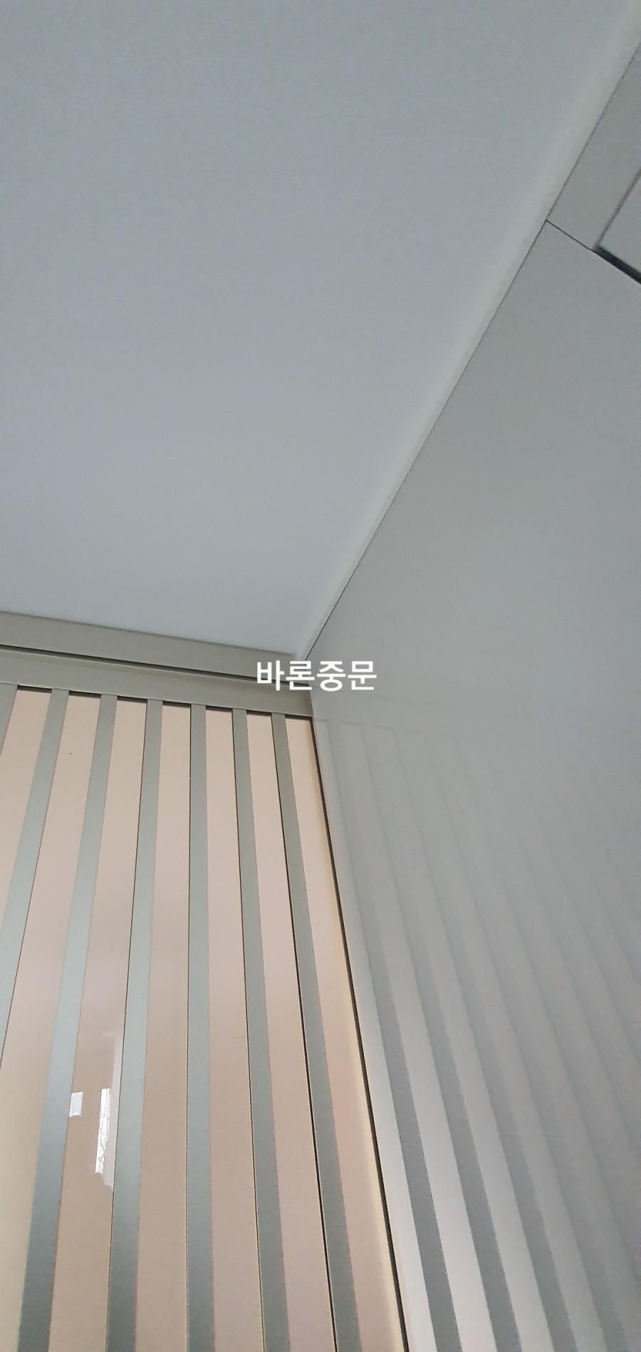 천장과 벽면이 만나는 상부 마감 근접샷