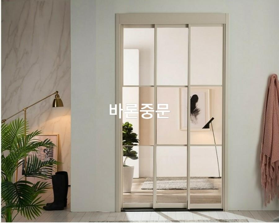 마블 패턴 벽지와 금색 램프가 보이는 공간의 슬라이딩 도어