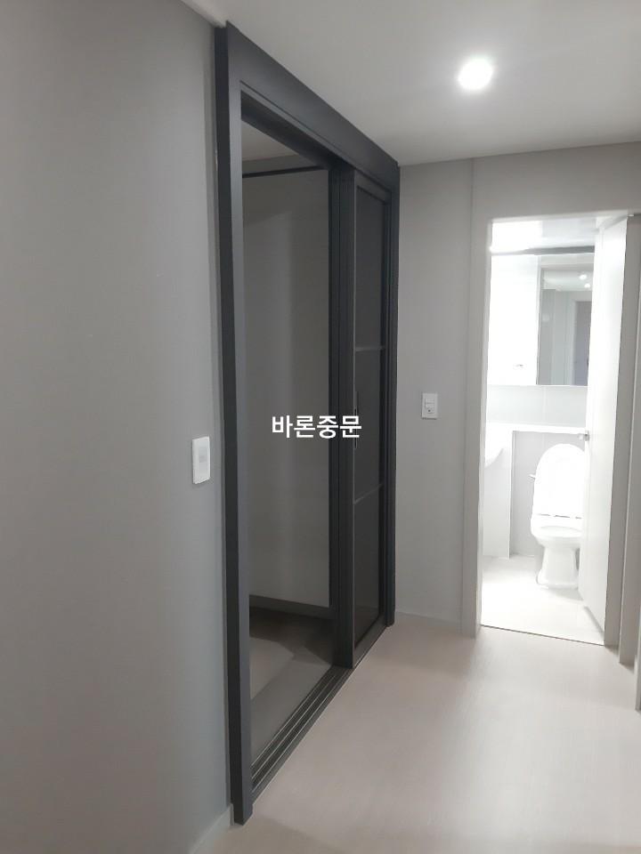 내부 공간의 시야를 확인하며 위치를 잡는 단계