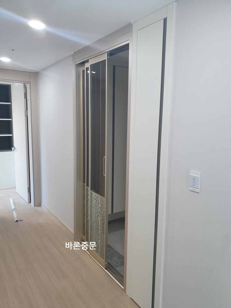 복도 공간에 설치 중인 슬라이딩 도어