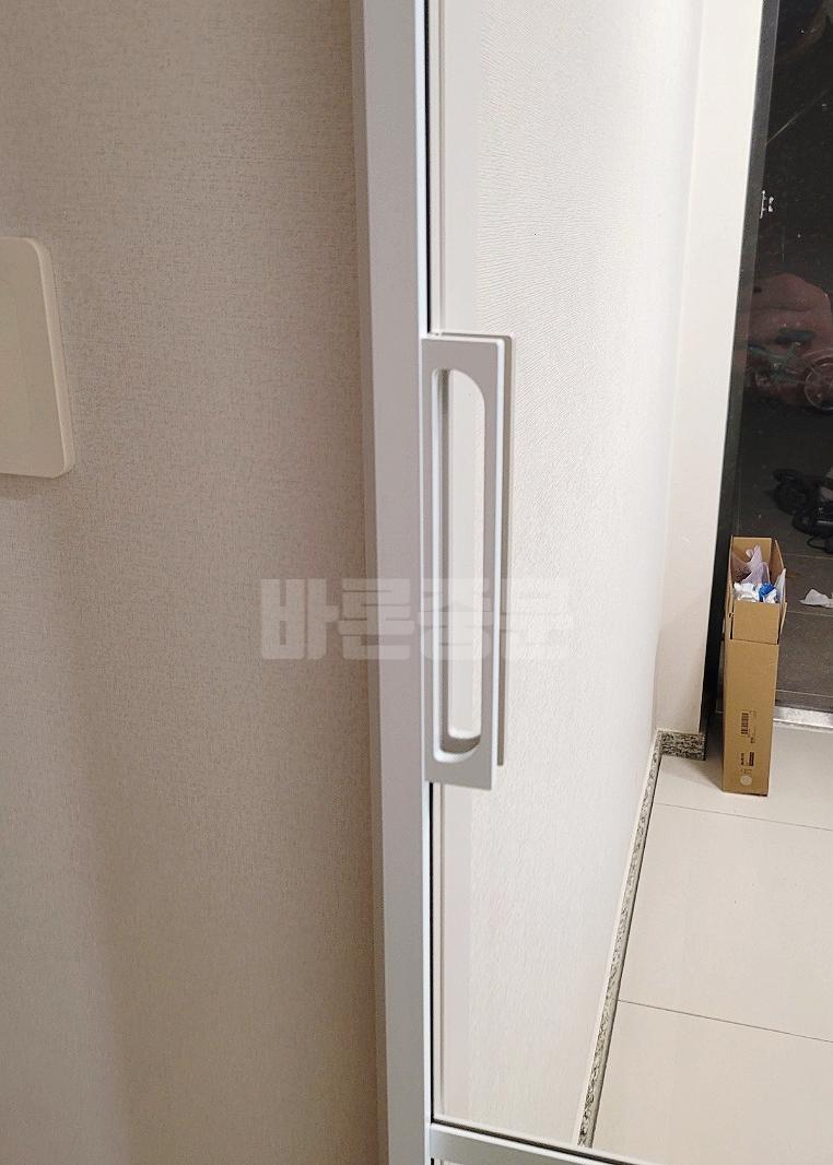 일체형 손잡이가 설치되는 시공 과정