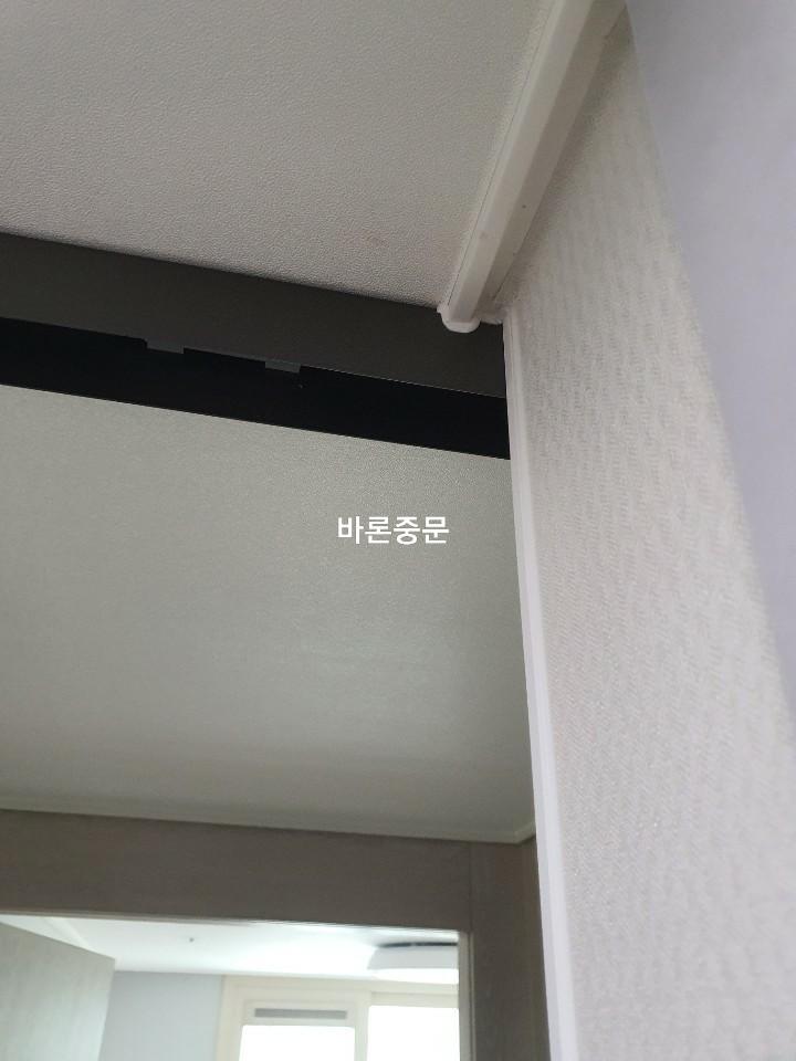 천장 마감면과 프레임의 연결 부위