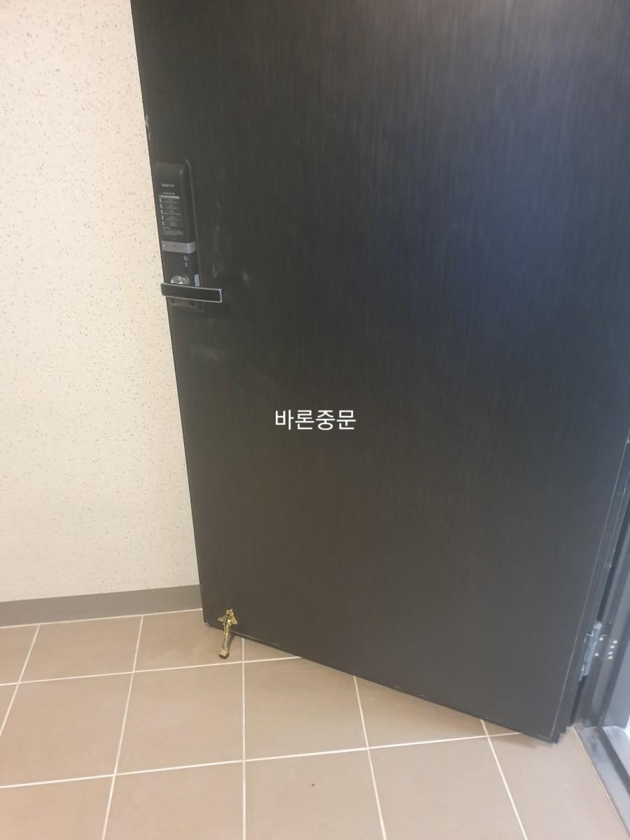 골드 색상의 원터치 말발굽 설치 모습