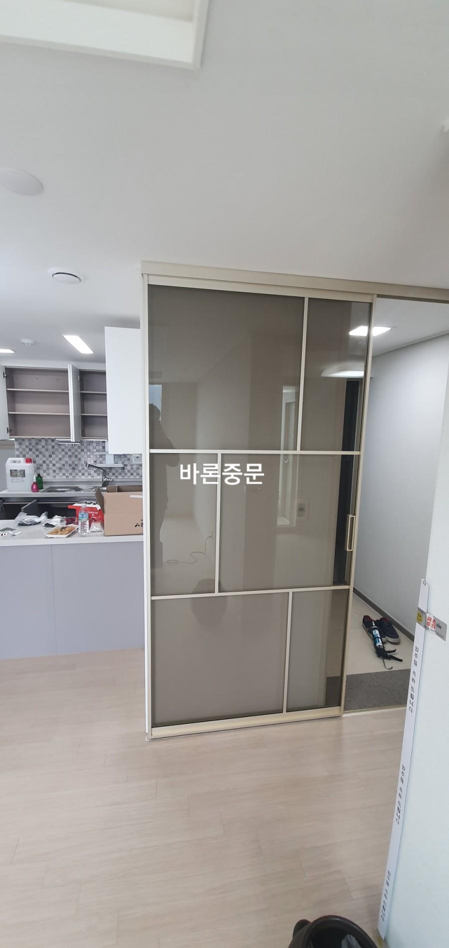 주방 구역과 인접한 슬라이딩 도어 설치 모습