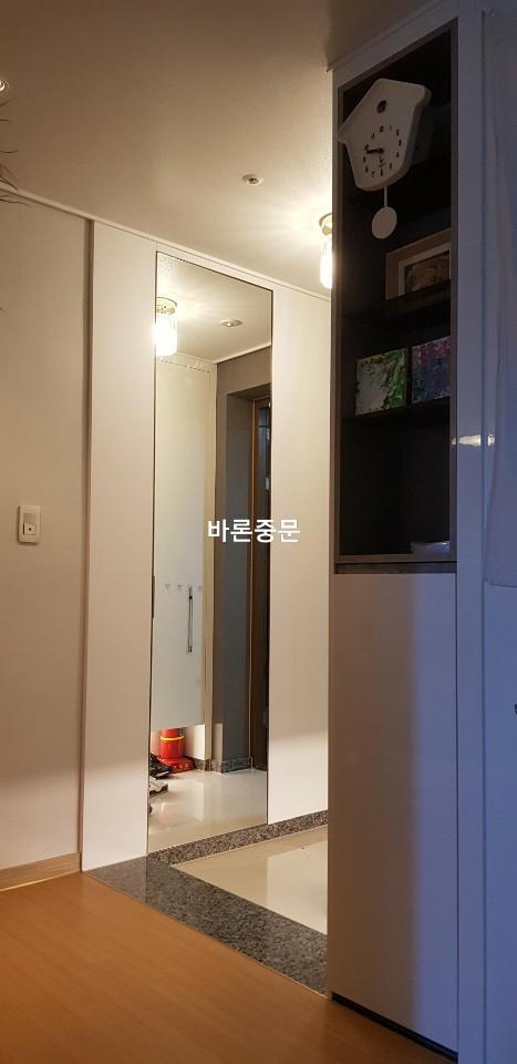 복도 공간에 설치된 화이트 슬라이딩 도어와 주변 모습
