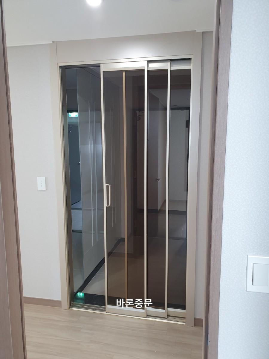 금속 프레임과 유리 패널로 구성된 슬라이딩 도어