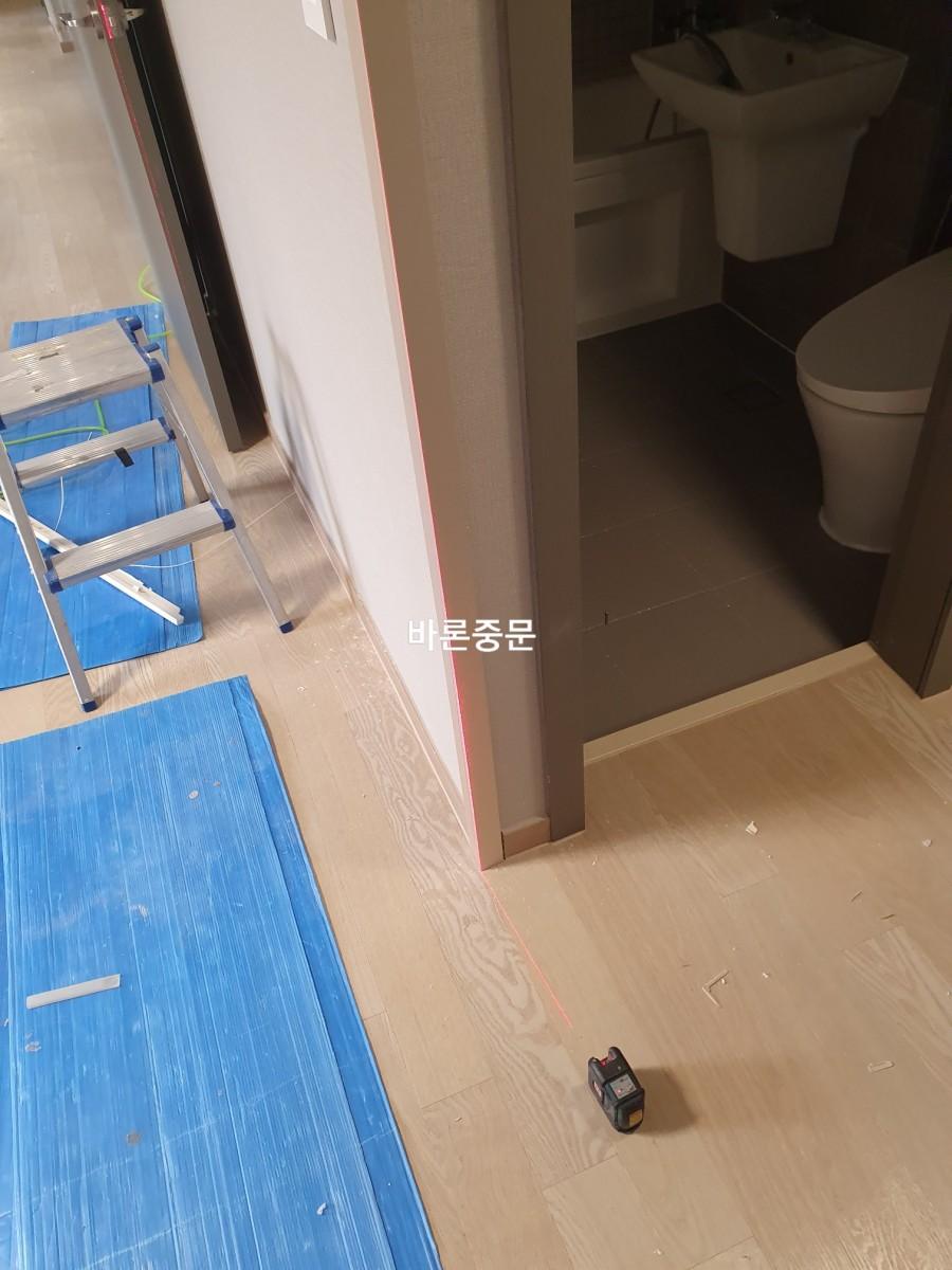 바닥면의 상태를 확인하는 근접 촬영 컷