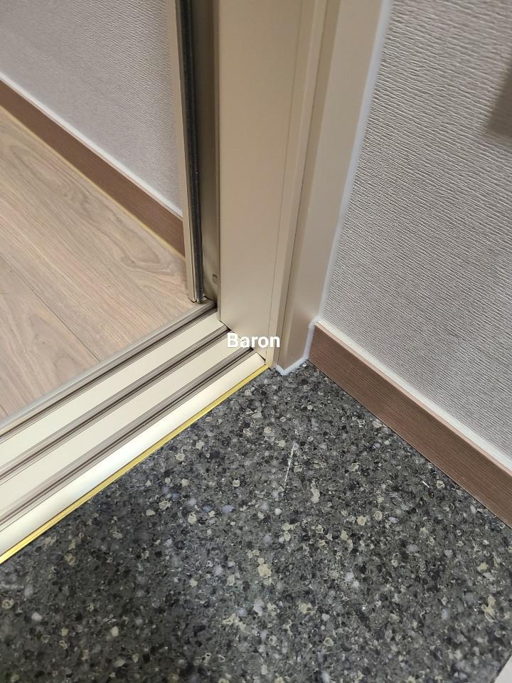 레일 구조와 도어 하부 패널 근접 모습