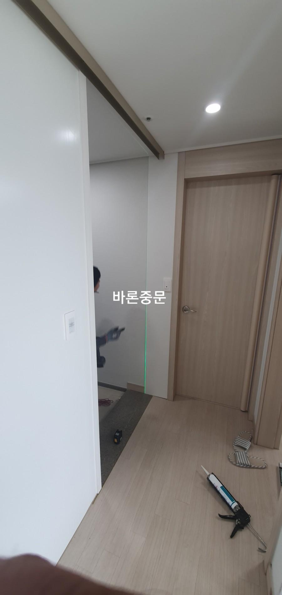 접착제와 공구를 이용한 프레임 고정 작업