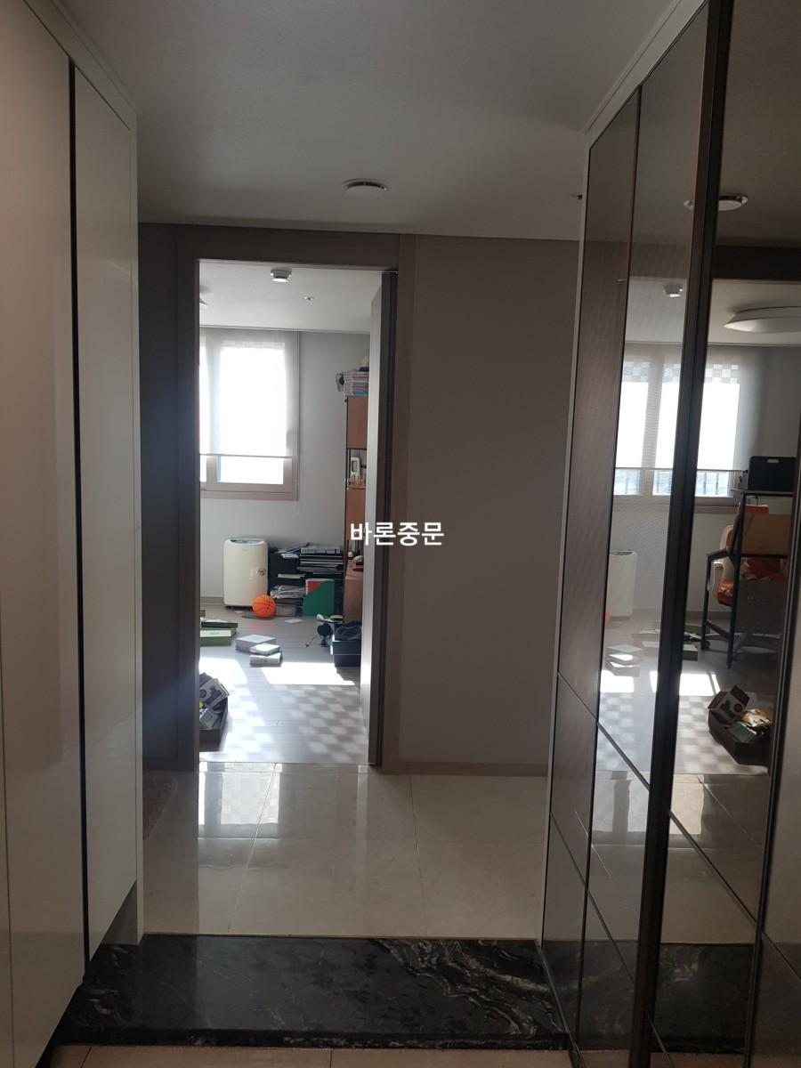 수직 수평을 측정하며 프레임 자리를 잡는 복도 공간