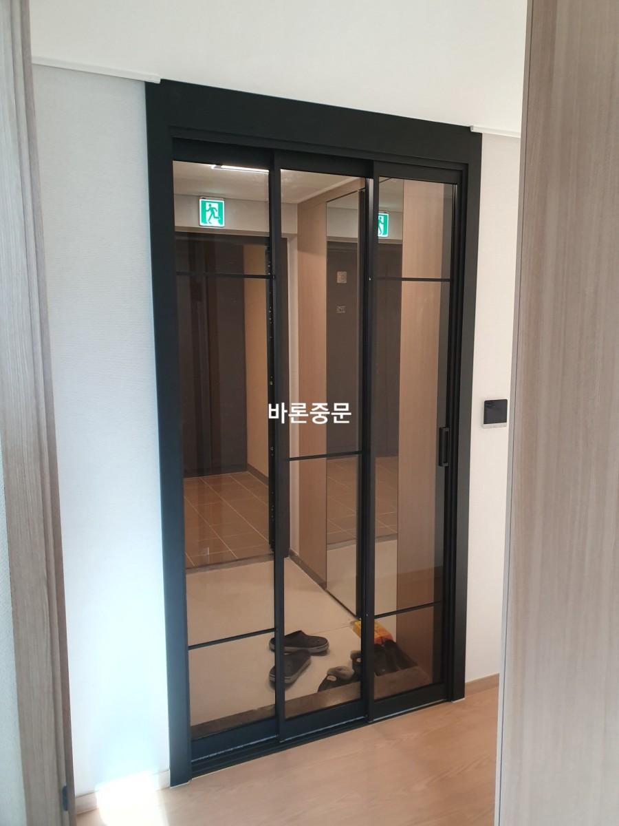 블랙 프레임이 설치되는 현관 시공 과정