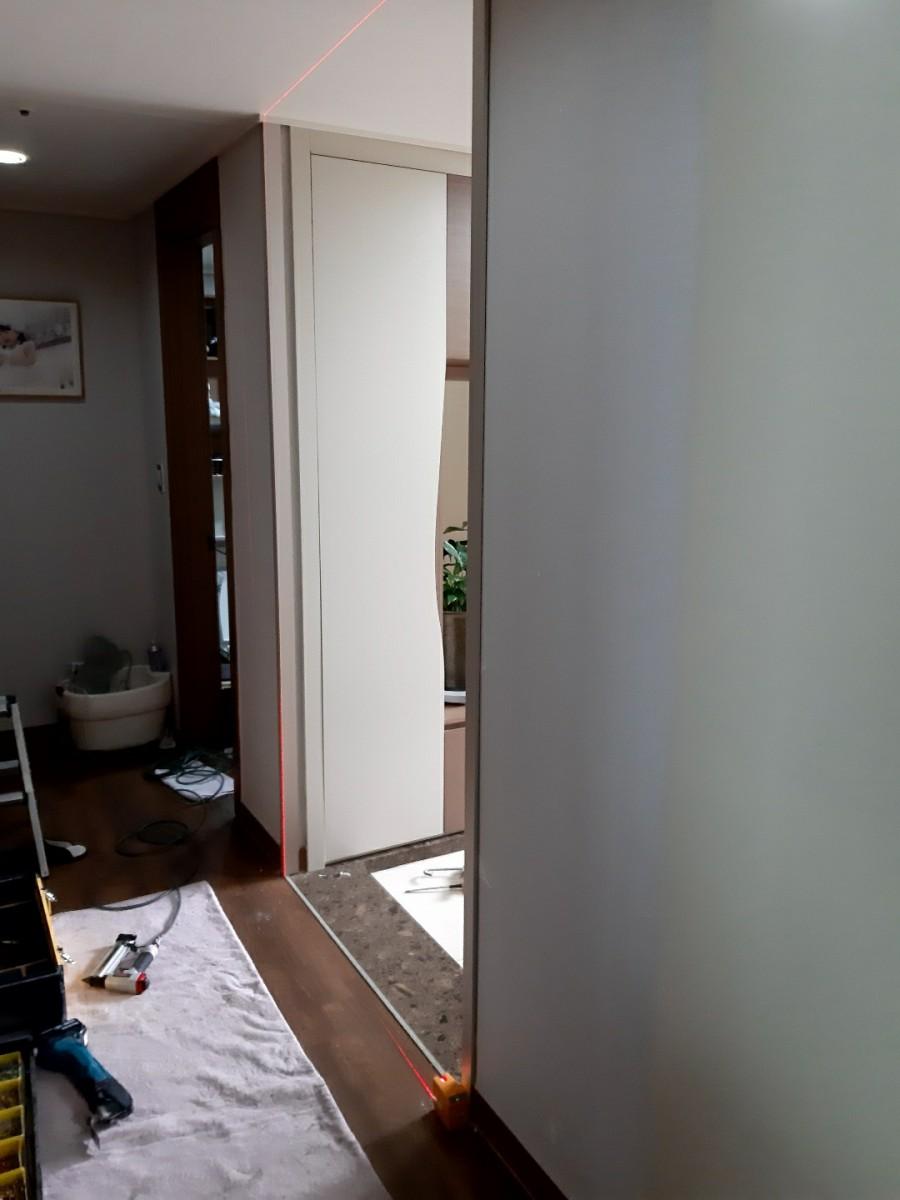수평 확인을 위한 도구와 설치 준비 모습