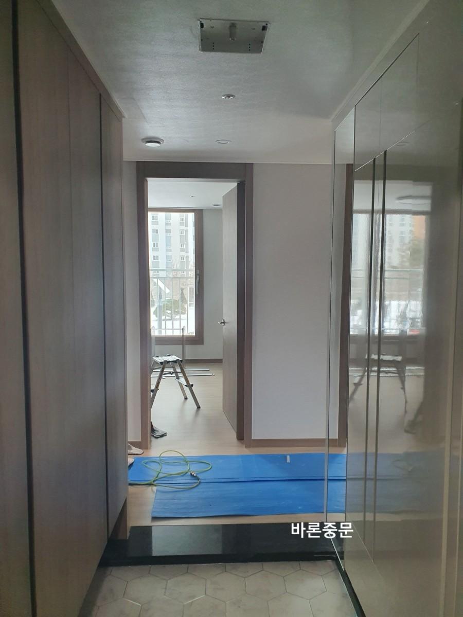 바닥 보호를 위해 파란색 매트를 깐 복도 전경