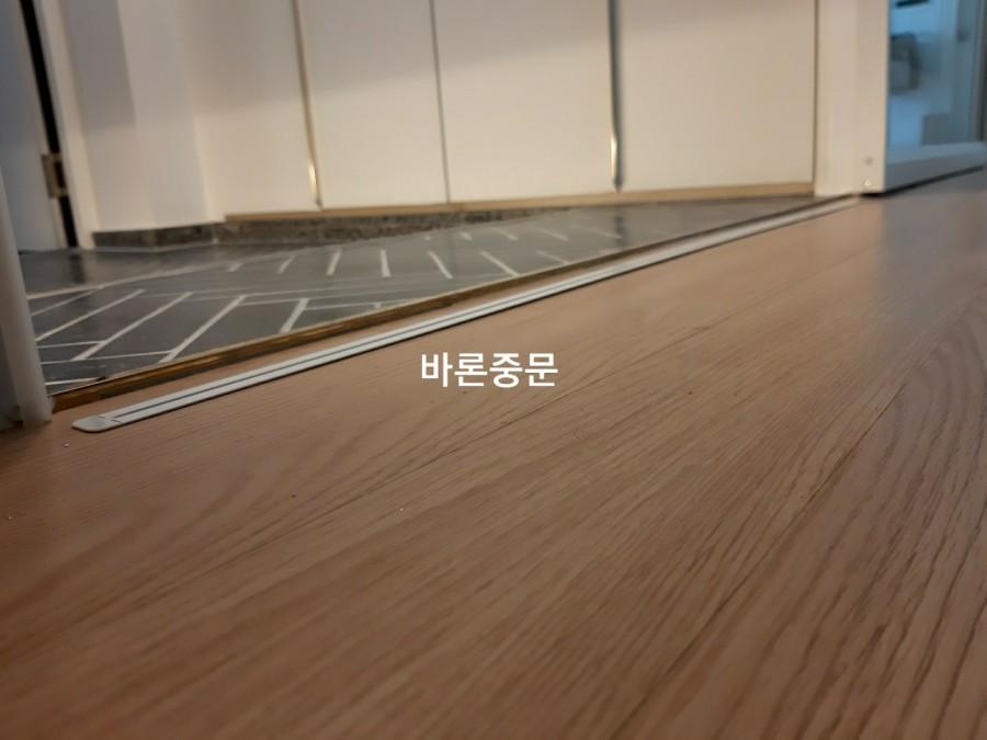 바닥재 사이에 설치된 금속제 레일 매립 장치