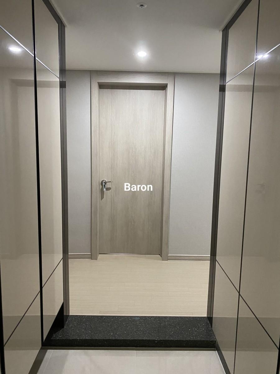 가벽 철거 후 중문 시공을 준비 중인 현관