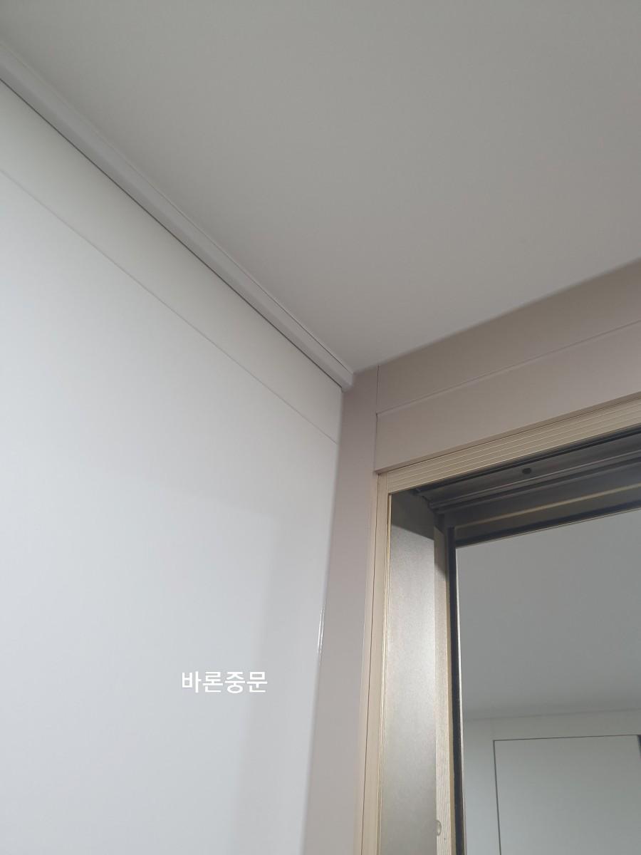 천장과 문틀 상부의 마감 구조