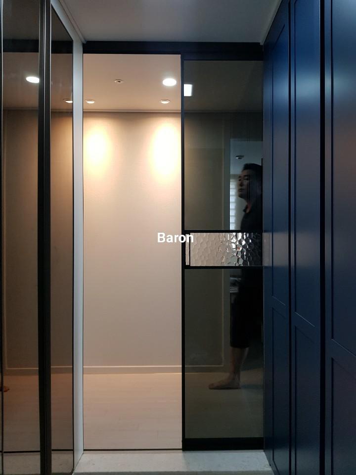 블랙 프레임과 유리를 설치하는 과정