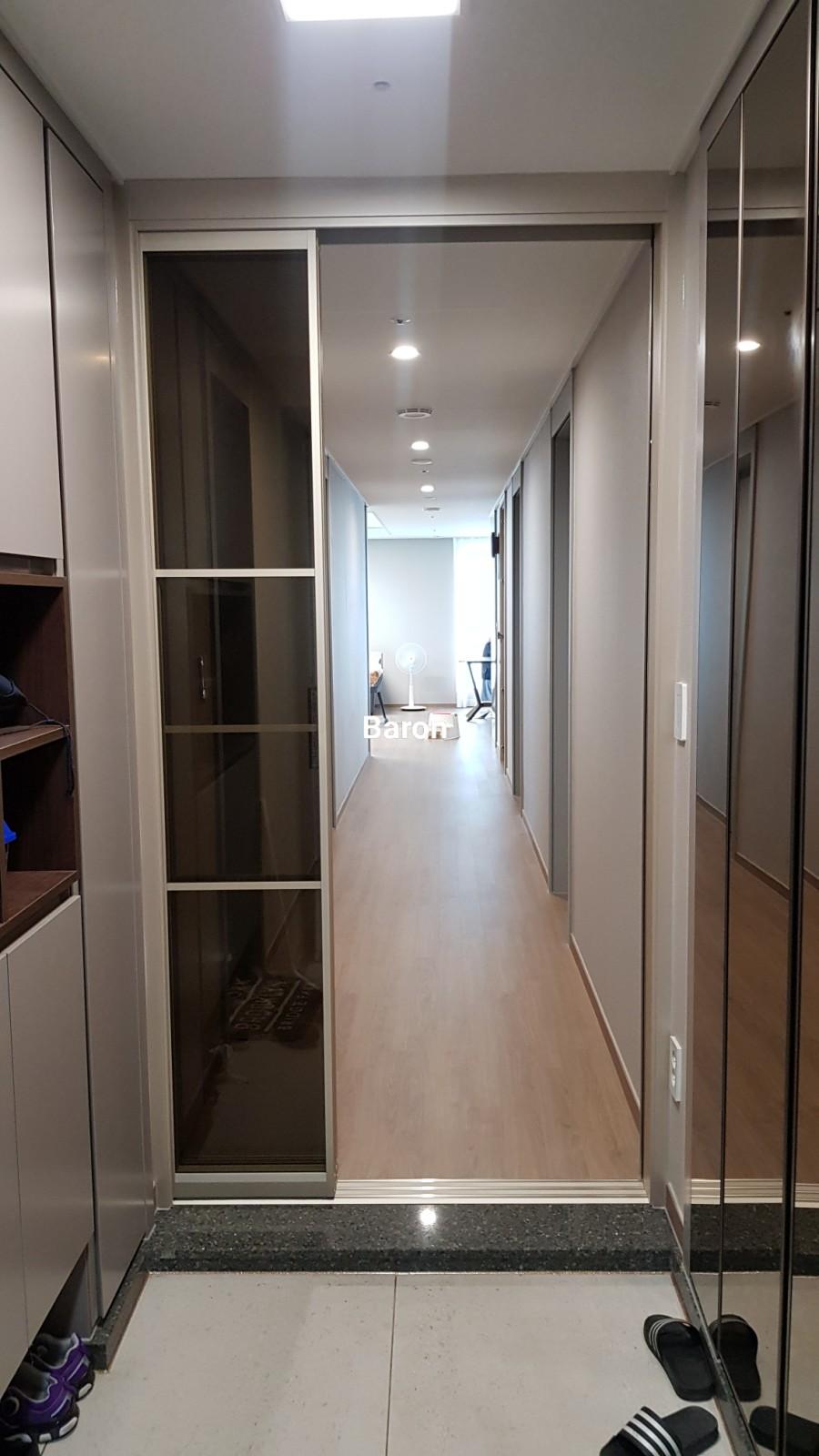 천장과 벽면 상태를 확인하는 시공 초기 단계