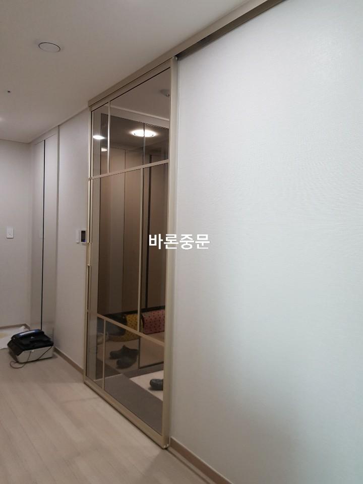 샴페인골드 원중문이 설치된 현관 전경