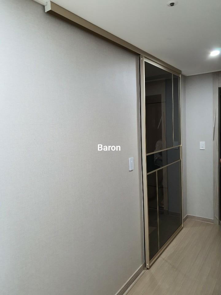 베이지색 벽지와 목재 마루가 어우러진 복도 전경
