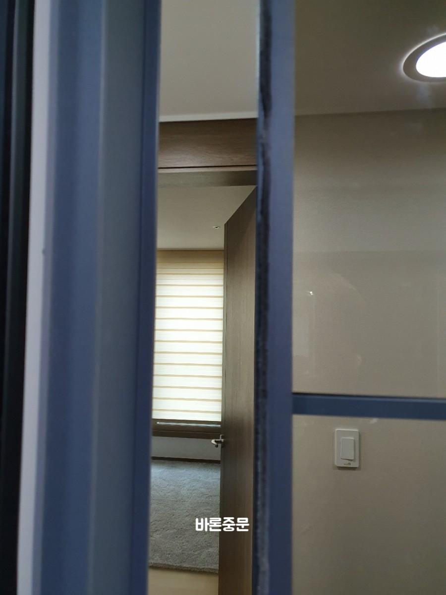 파란 보호 프레임의 도어와 벽면 스위치
