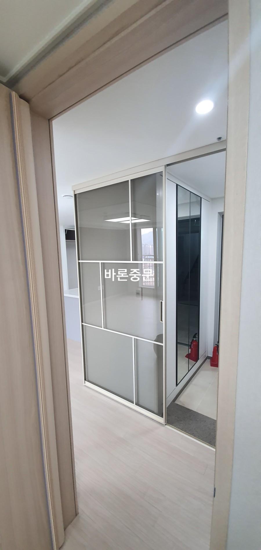 복도에서 본 유리 패널 슬라이딩 도어
