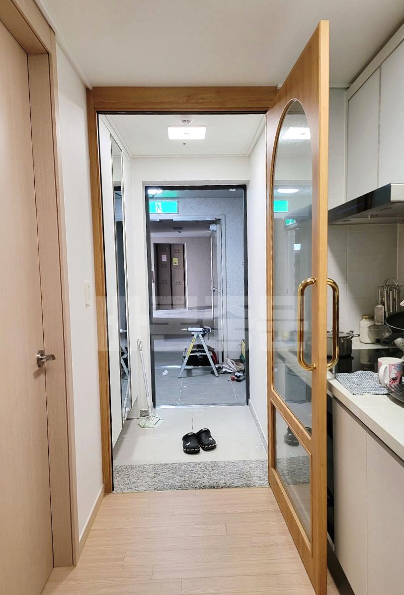 우드톤 마루와 조화를 이루는 현관 전체 전경