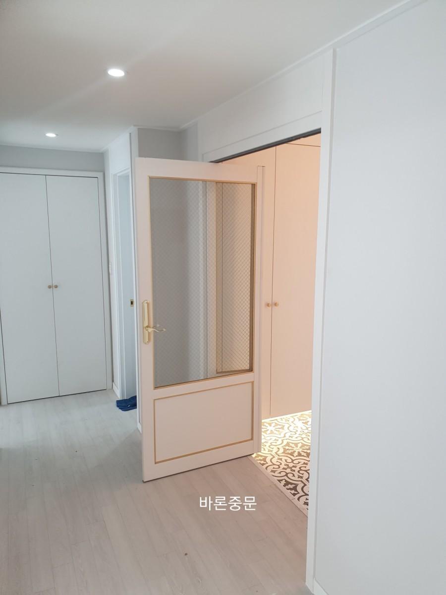 시공 중인 현관의 세부 작업 장면