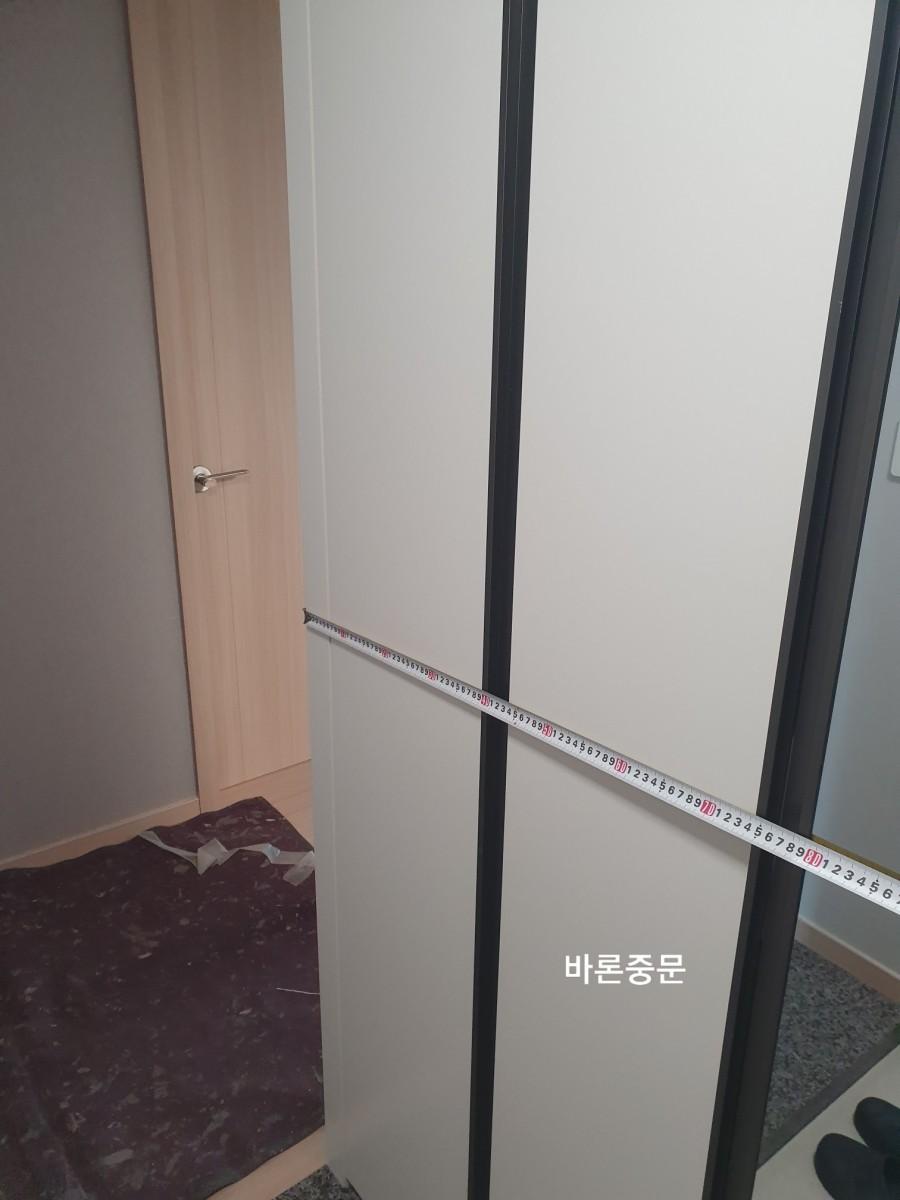 벽면에 측정용 테이프를 붙여 기준선을 잡는 과정