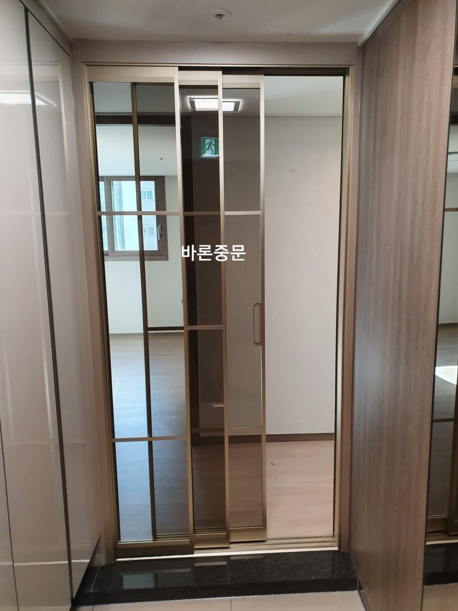 금색 프레임의 도어가 설치되기 시작한 복도 모습