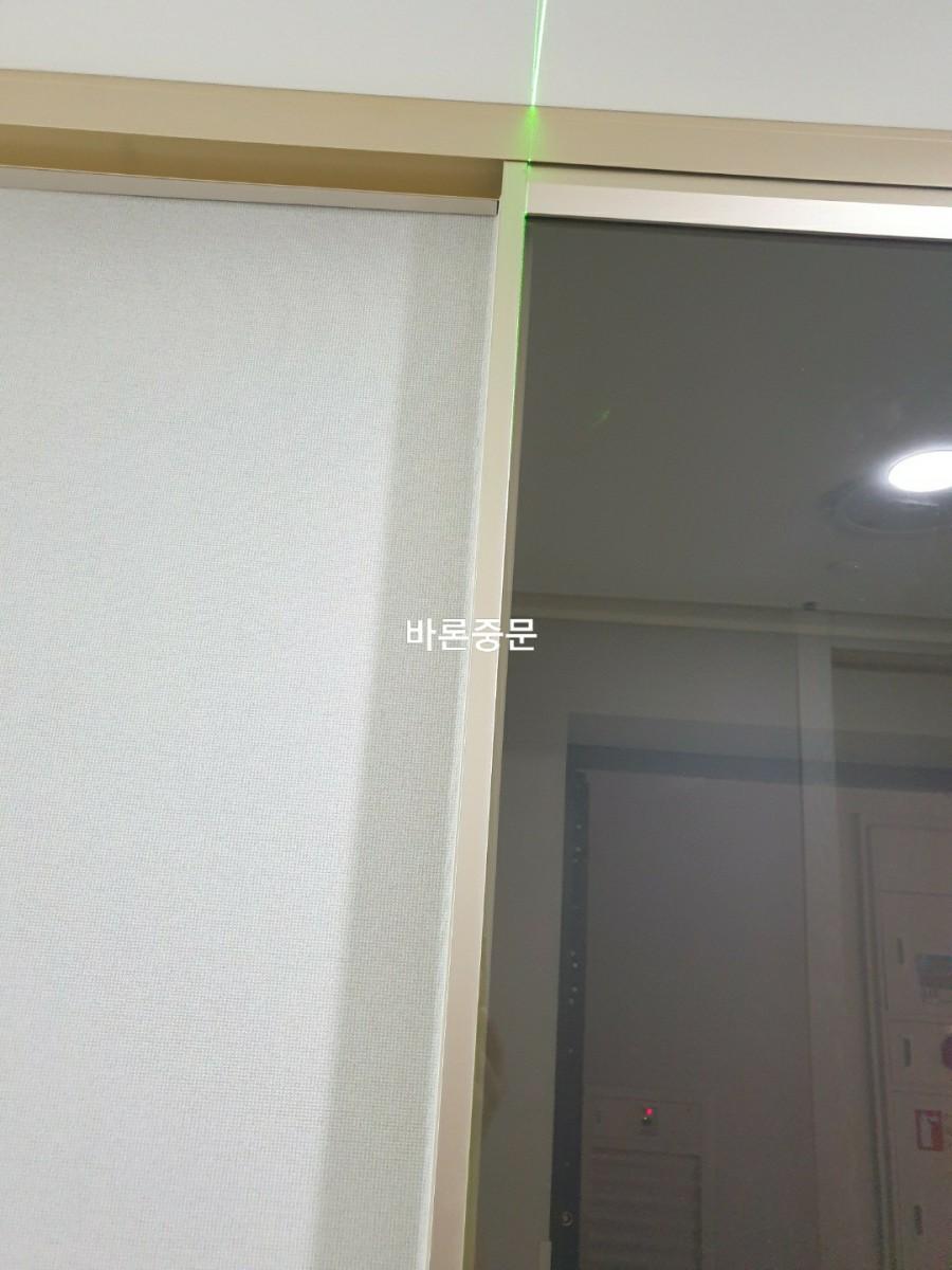 벽면과 천장 접합부의 상단 프레임 조정 단계