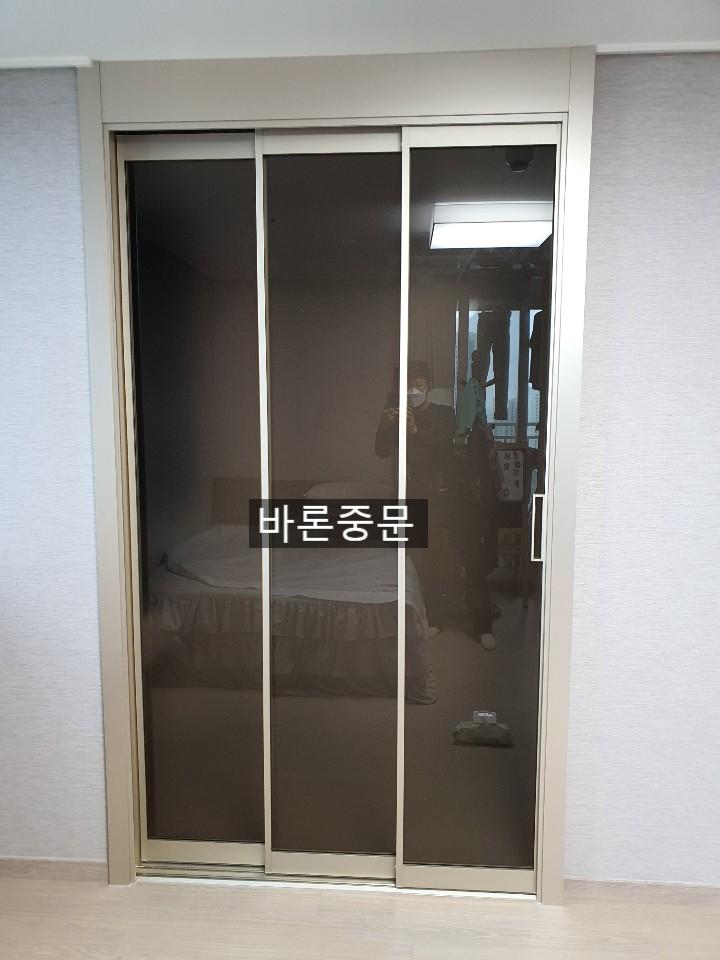 안방 내부에 설치된 슬라이딩 도어와 내부 침실 공간