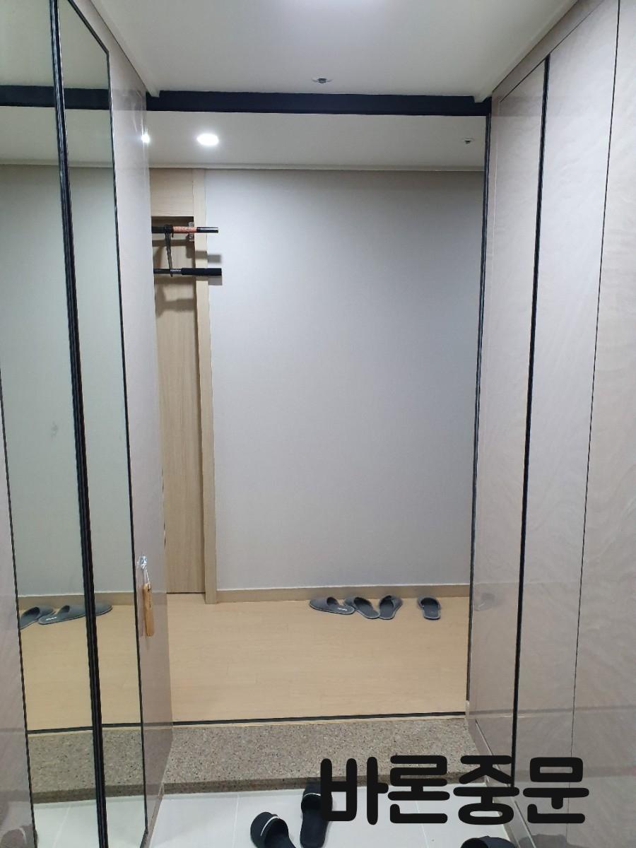 현관에 설치된 블랙 컬러의 유리 도어