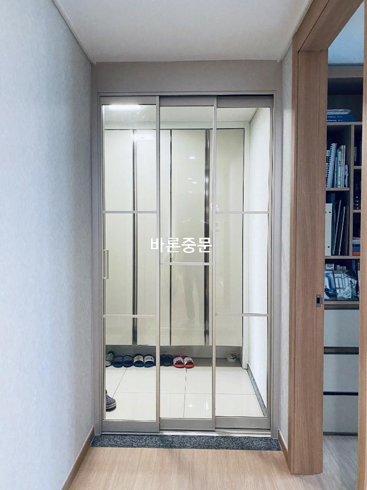 거실 쪽에서 바라본 브론즈 유리 중문의 모습