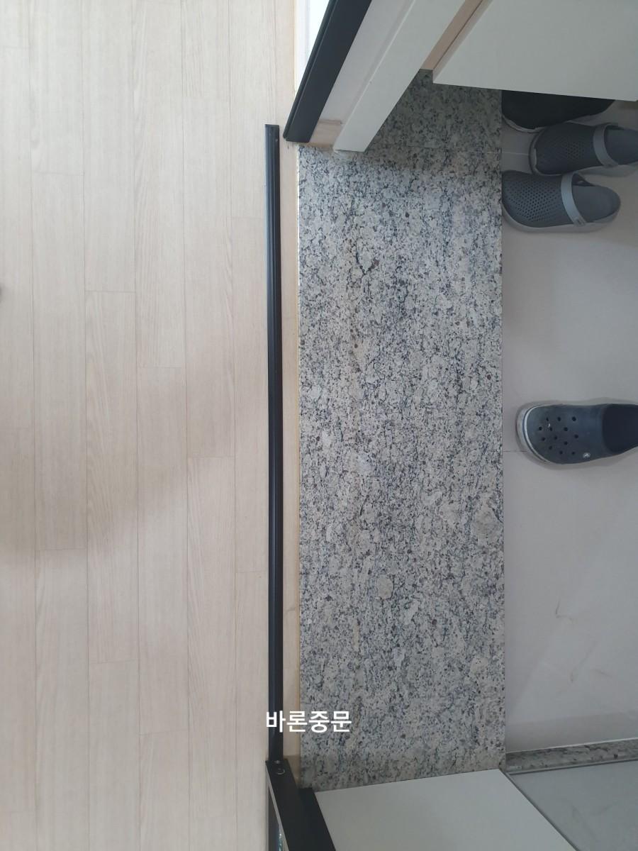 목재 바닥과 석재 바닥이 만나는 접합 지점