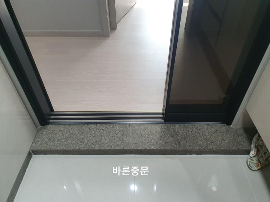 열린 슬라이딩 도어와 현관 타일, 내부 마루의 경계
