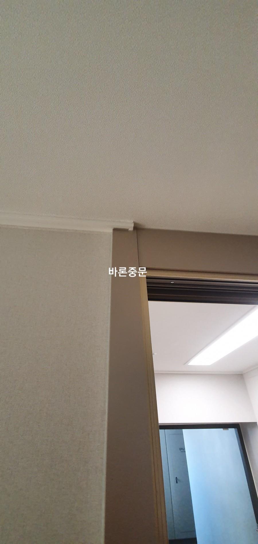 천장과 벽면이 만나는 상부 마감 디테일