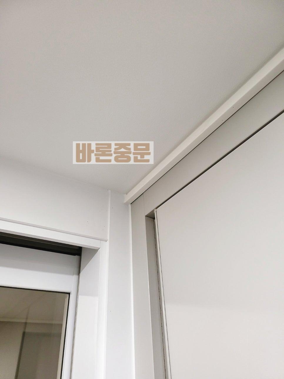 매끈하게 마감된 문틀의 흰색 표면