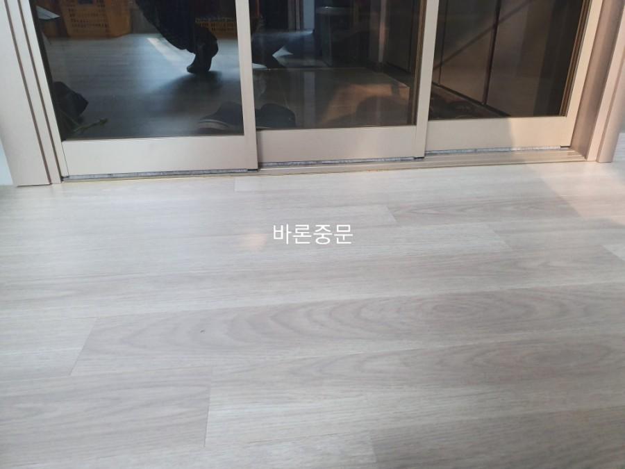 바닥재와 맞닿은 하부 레일 시공 상태
