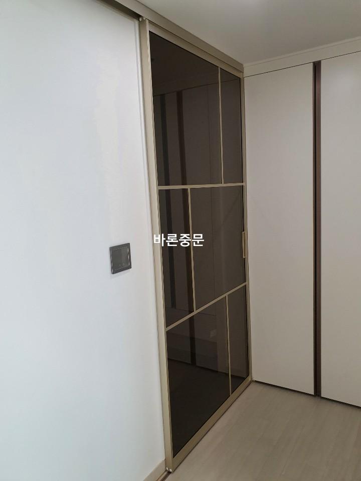 벽면 스위치와 도어 프레임이 인접한 시공 모습